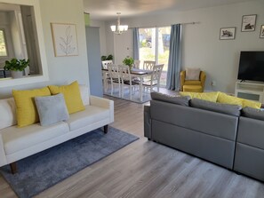 Smart TV - Bright, Modern Park Forest Home, 2.5m to Penn State! Breakfast included.  (State College)