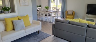 Bright, Modern Park Forest Home, 2.5m to Penn State! Breakfast included. 