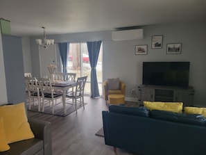 Smart TV - Bright, Modern Park Forest Home, 2.5m to Penn State! Breakfast included.  (State College)