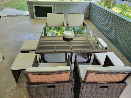 Outdoor dining. Bright, Modern Park Forest Home, 2.5m to Penn State! Breakfast included.