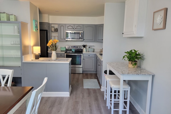 Een koelkast, een microgolfoven, een oven, een kookplaat