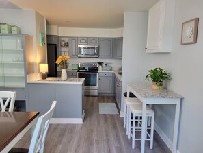 Een koelkast, een microgolfoven, een oven, een kookplaat