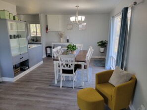 Dining - Bright, Modern Park Forest Home, 2.5m to Penn State! Breakfast included.  (State College)