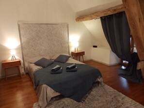3 bedrooms, desk, iron/ironing board, free WiFi - Renovated 150-year-old building, close to Chateau de Menou. (Menou)