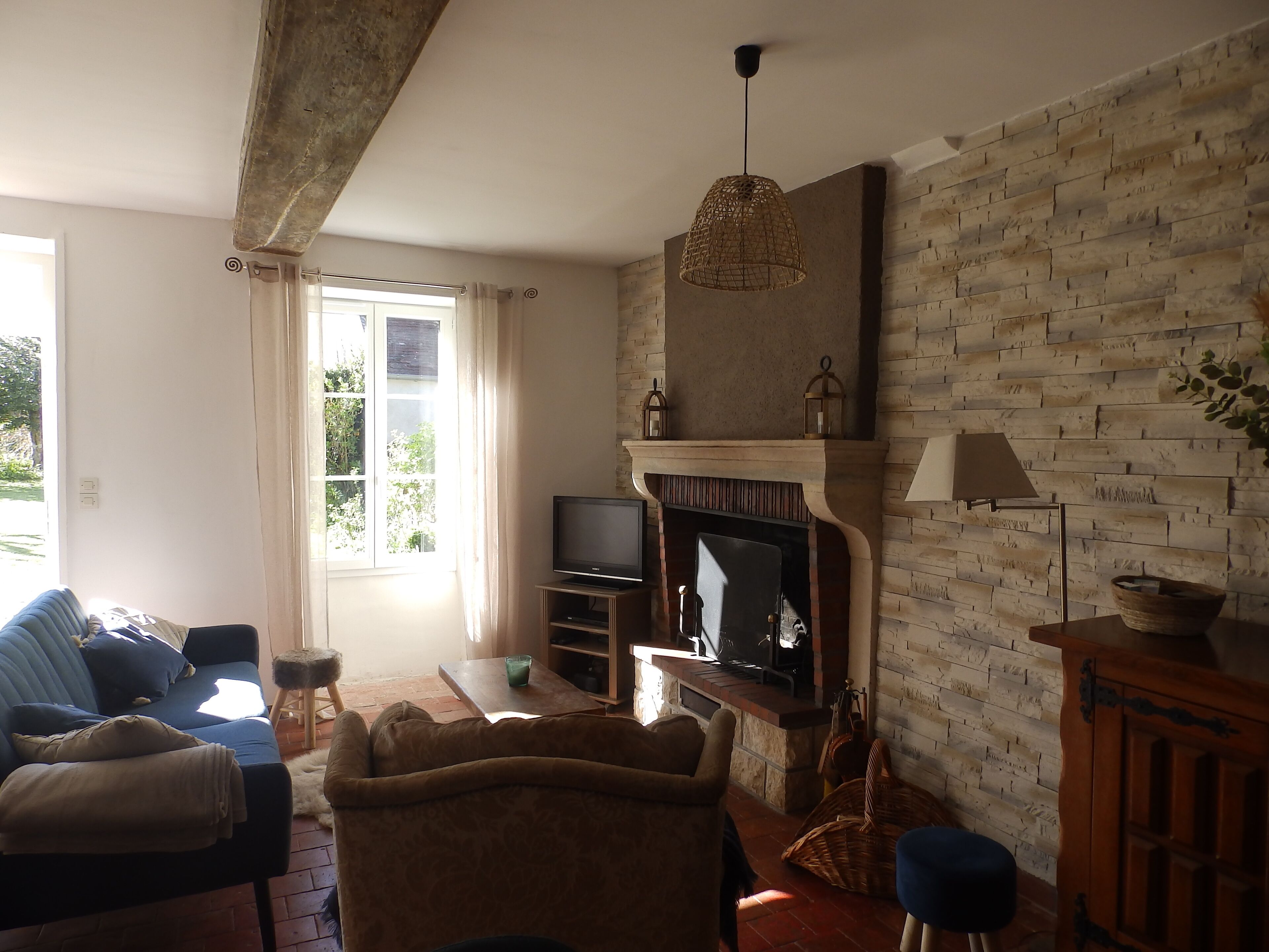 Televisor, llar de foc, reproductor de DVD i taula de tennis de taula 