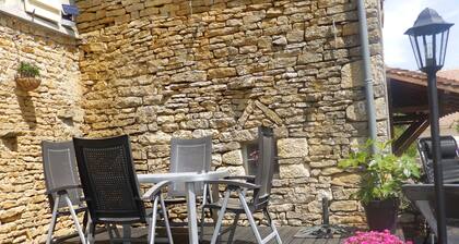 Renovated 150-year-old building, close to Chateau de Menou.