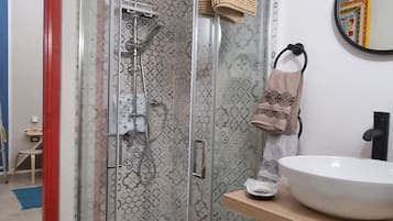 Dusche, Haartrockner, Handtücher, Seife