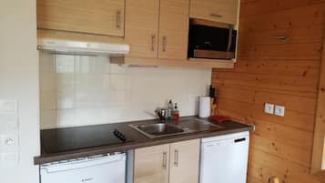 Kühlschrank, Mikrowelle, Herdplatte, Geschirrspüler
