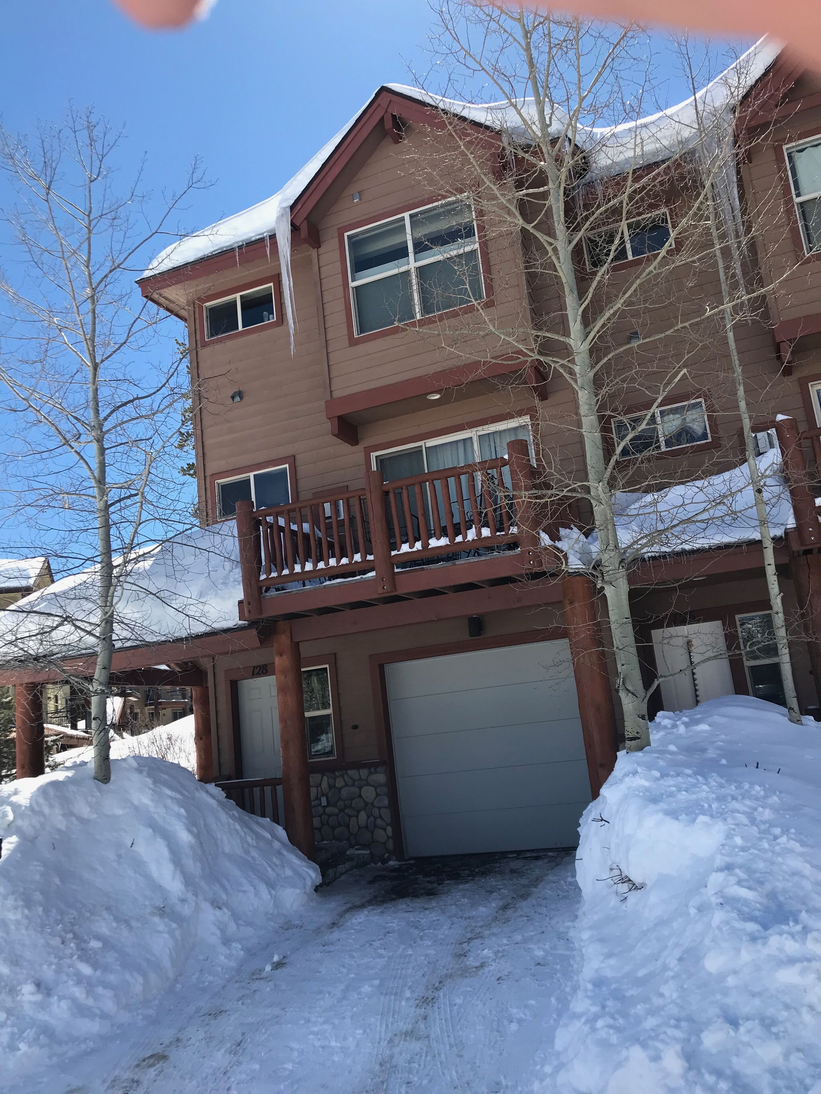 Pet friendly, family getaway in the mountains; private hot tub, close to town 