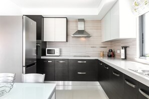 Køleskab, mikrobølgeovn, ovn, kogeplade