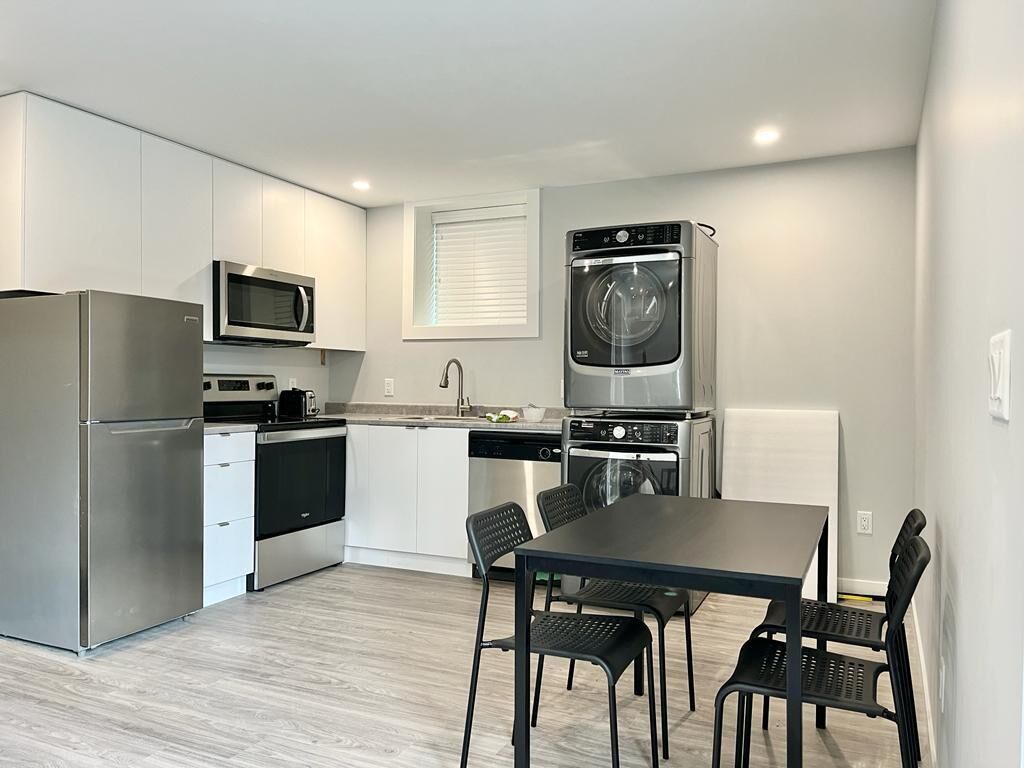 Quite & Clean Modern Private 3 Bedroom 2 Bath Suite