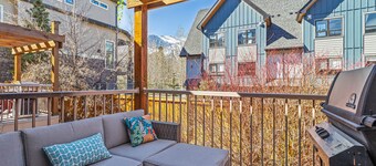 Family & Group Oasis/hot tub/1100 sqft/2 min walk to food & drinks