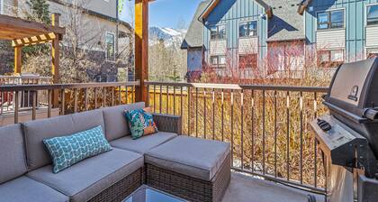 Family & Group Oasis/hot tub/1100 sqft/2 min walk to food & drinks