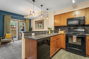 Réfrigérateur, four à micro-ondes, un four, surface de cuisson