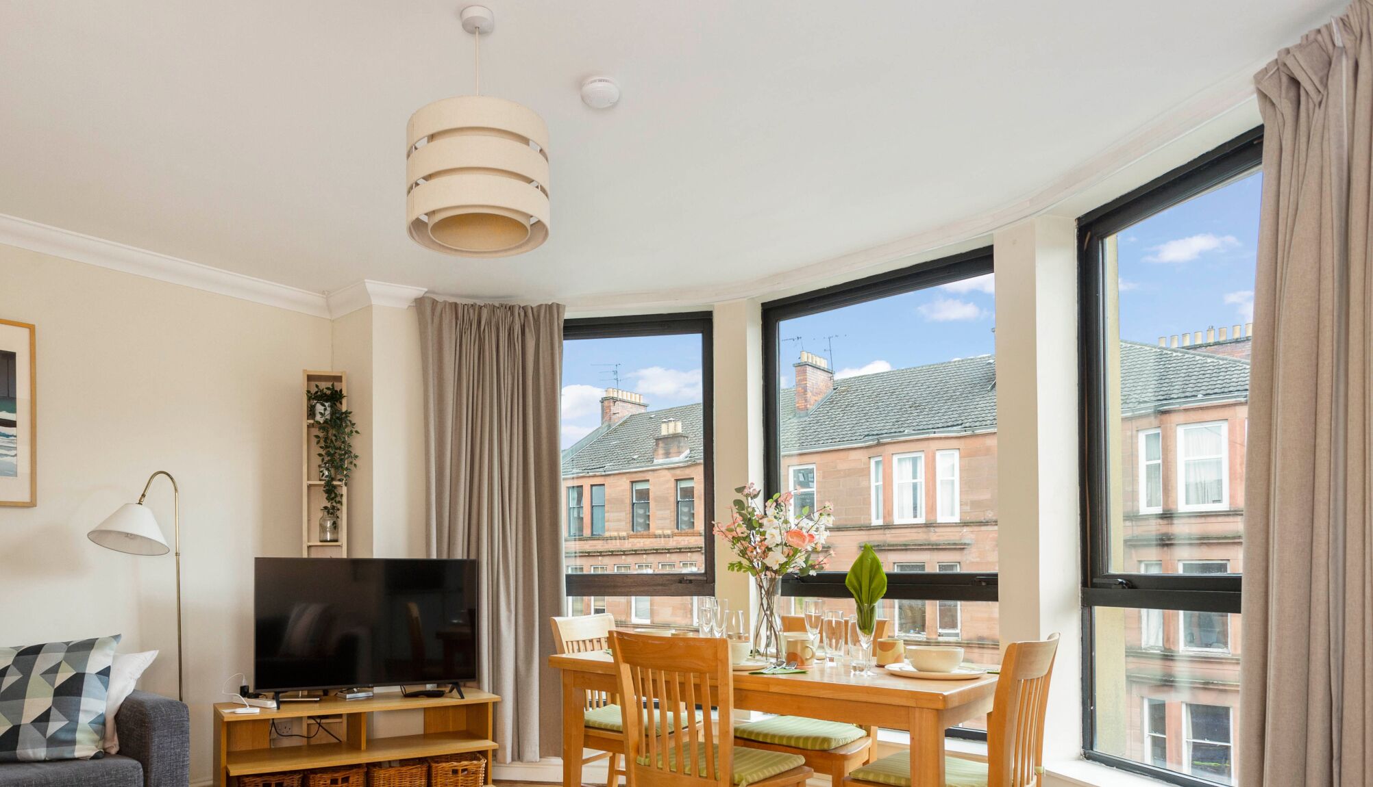 bright 1 bedroom apartment-private parking