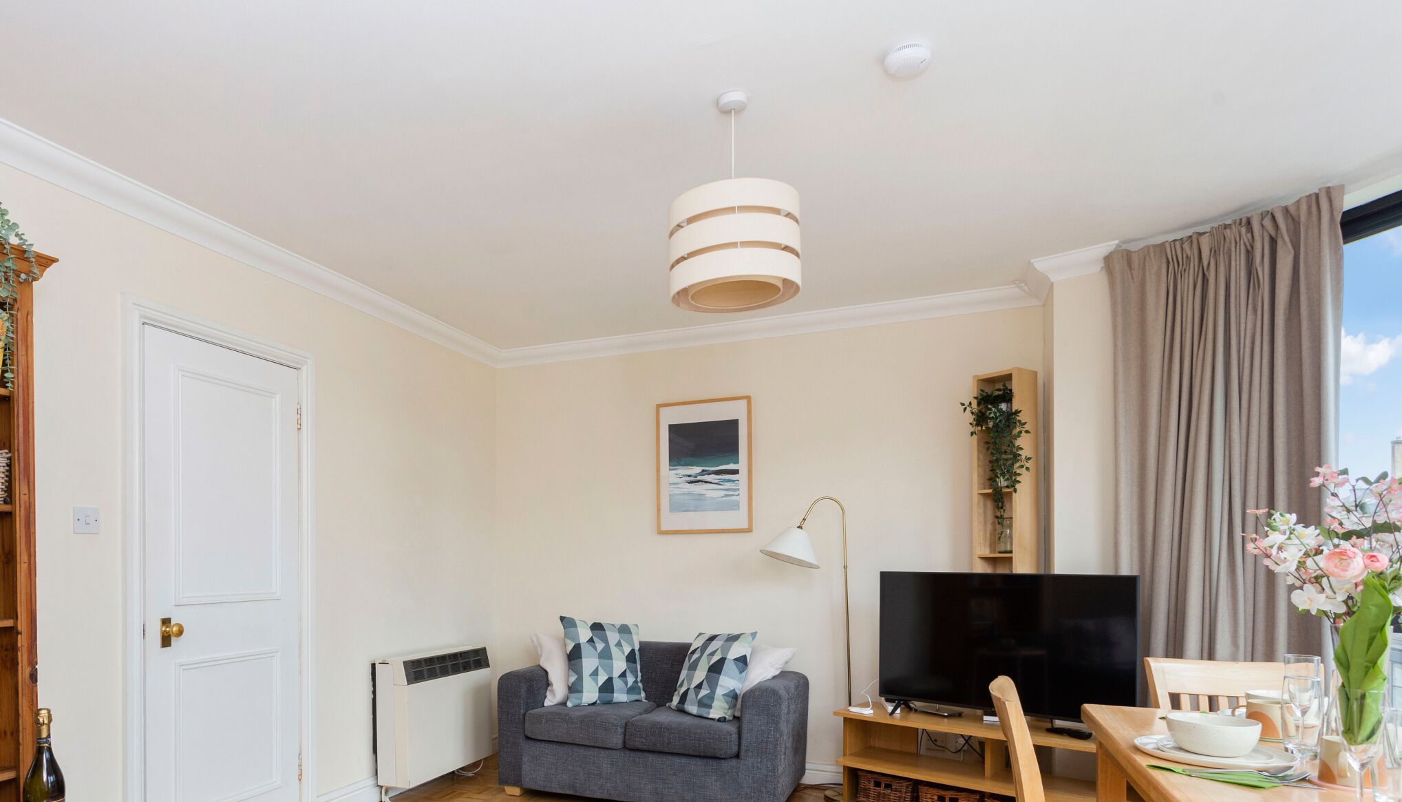 bright 1 bedroom apartment-private parking