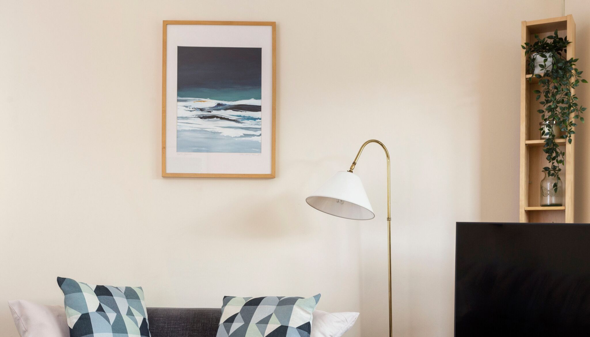 bright 1 bedroom apartment-private parking