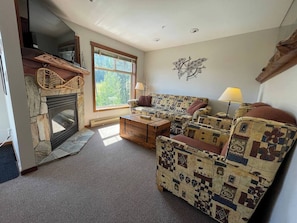 Télévision, cheminée