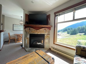 Télévision, cheminée