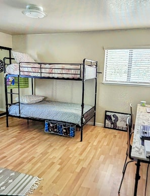 2 Schlafzimmer, Zimmersafe, Bügeleisen/Bügelbrett, WLAN