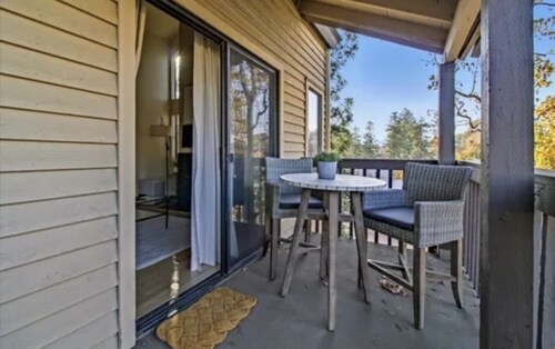 Beautiful condo w/fireplace in the heart of downtown Pleasant Hill