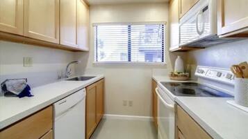 Køleskab, mikrobølgeovn, ovn, kogeplade