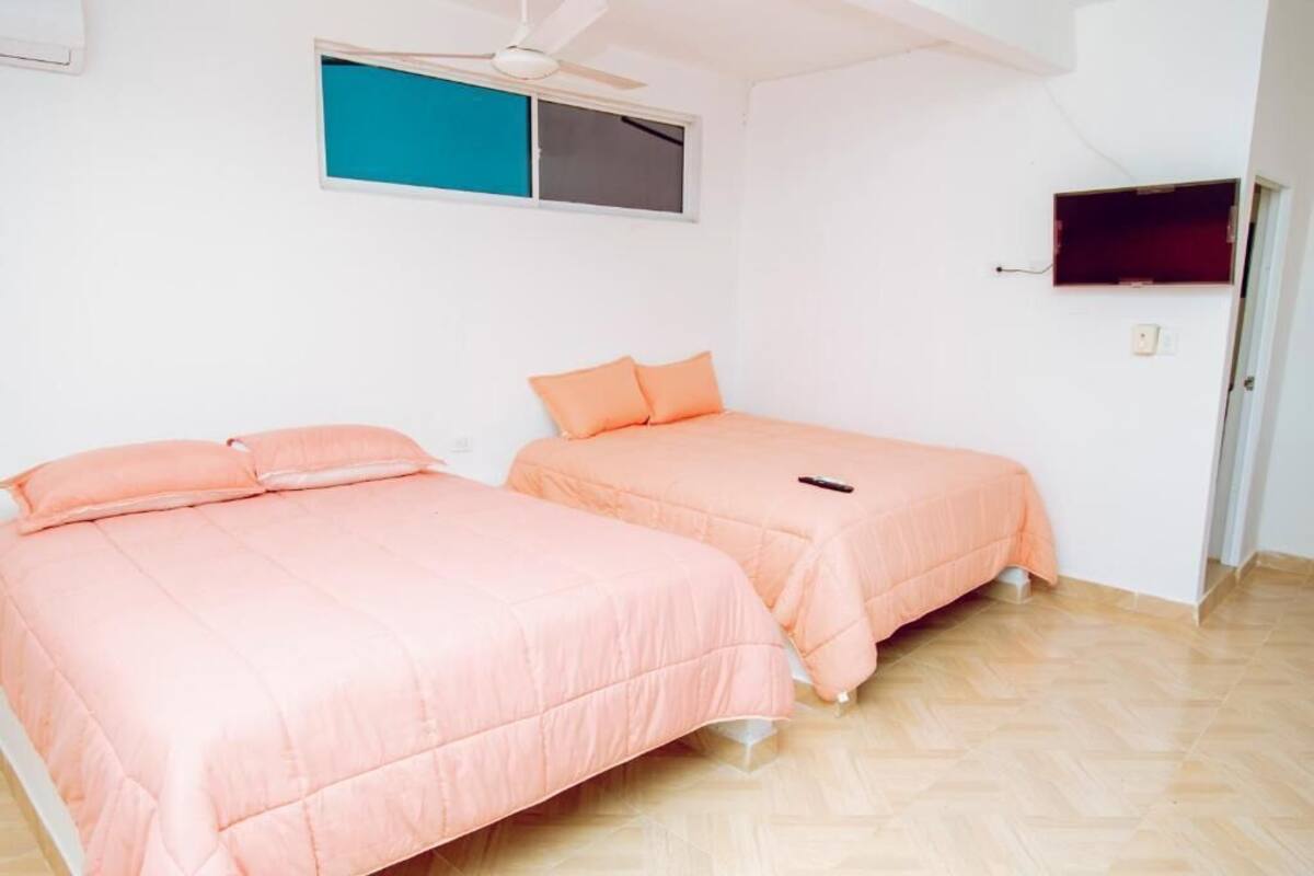 Quarto quádruplo, várias camas | Roupas de cama antialérgicas, edredons de pluma, Wi-Fi de cortesia