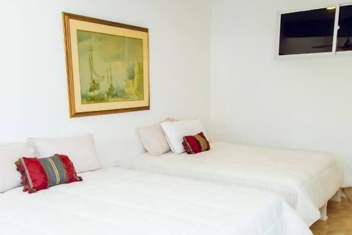 Quarto triplo | Roupas de cama antialérgicas, edredons de pluma, Wi-Fi de cortesia