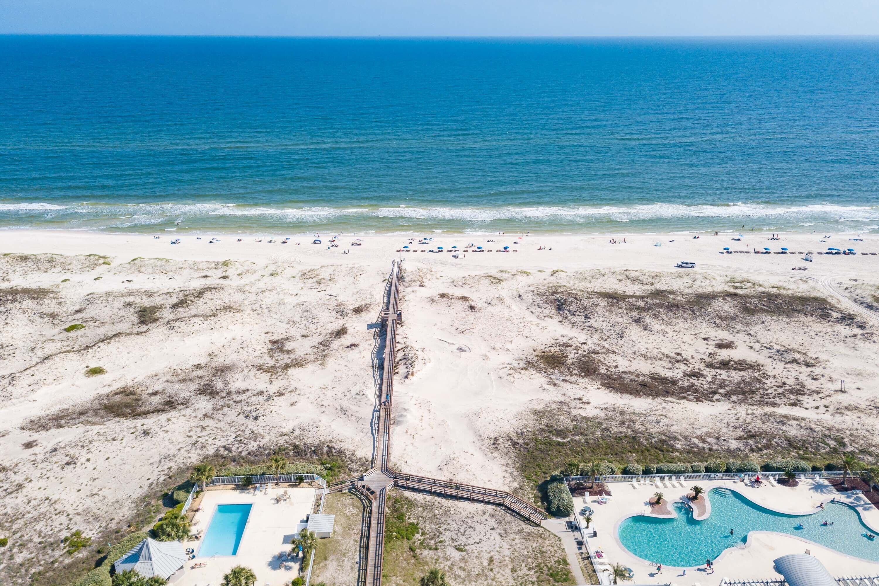 على الشاطئ، كراسي للتشمس، مناشف للشاطئ