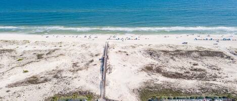 Rannalla, aurinkotuoleja, rantapyyhkeitä