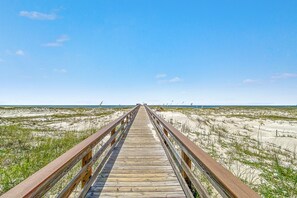 Plage, chaises longues, serviettes de plage