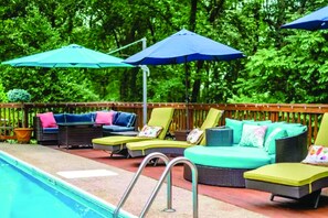 Outdoor pool, a heated pool - Harrisonburg Heaven on the Hill (Harrisonburg)