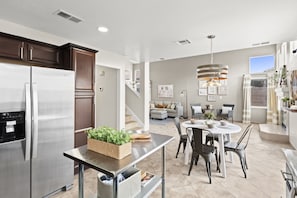 Interior - Newly decorated 4-bedroom home with pool (Las Vegas)