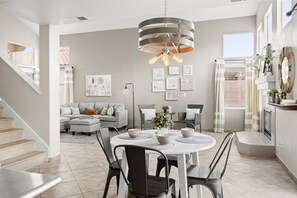 Dining - Newly decorated 4-bedroom home with pool (Las Vegas)