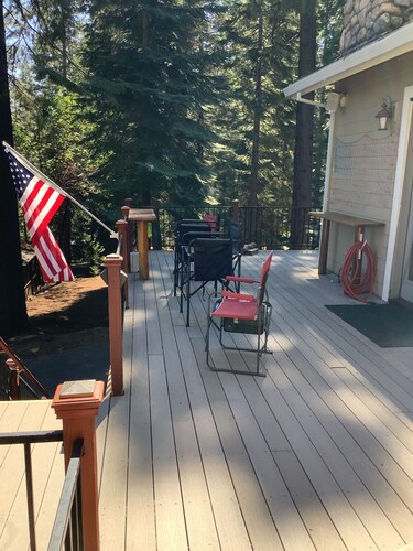 Lake Almanor CC Cabin filtered lake and full mountain view