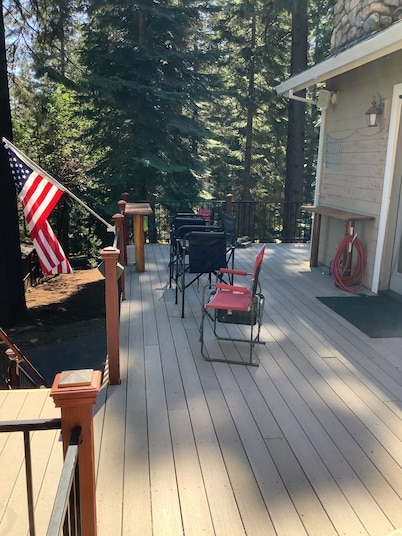 Lake Almanor CC Cabin filtered lake and full mountain view