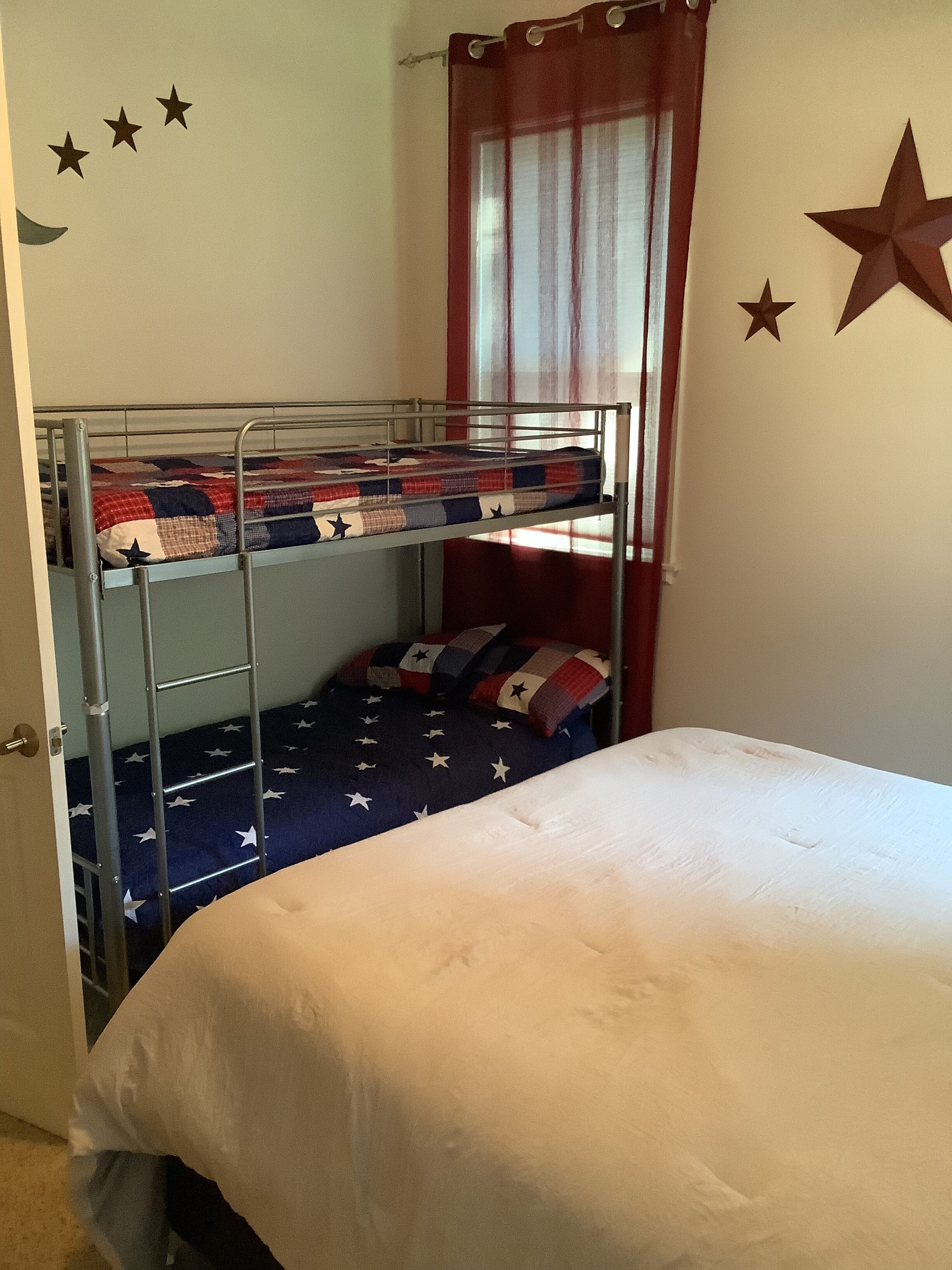 Lake Almanor CC Cabin filtered lake and full mountain view