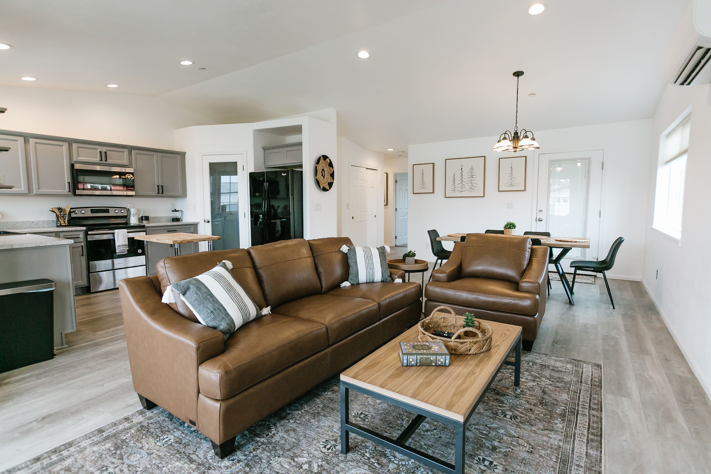 Trendy North Coast Redwoods Bungalow B, 2 Just Blocks To Stunning Ocean Sunsets!