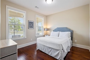 5 bedrooms, desk, free WiFi, bed sheets - Masters Golf Rental, Overlooks Course (Evans)