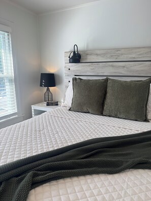 3 bedrooms, iron/ironing board, free WiFi, bed sheets - Late Summer Retreat • Firepit • Lake • Downtown! (Oshkosh)