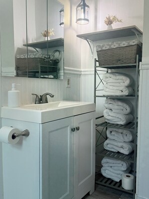 Combinazione doccia/vasca, asciugacapelli, asciugamani, sapone