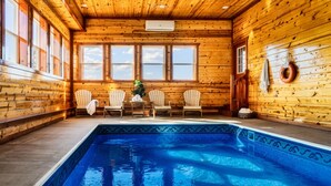 Une cabane en bois avec une piscine, des murs en bois et une fenêtre donnant sur le ciel.