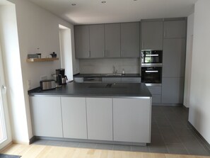 Jääkaappi, mikroaaltouuni, uuni, liesi