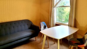 McKenzie | Living room | Video library - Wandering Trout (Mole Creek)