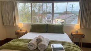 Laptop workspace, iron/ironing board (on request), WiFi (free) - Wandering Trout (Mole Creek)