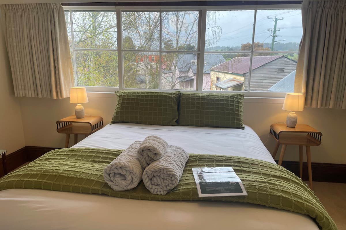 Laptop workspace, iron/ironing board, free WiFi, bed sheets