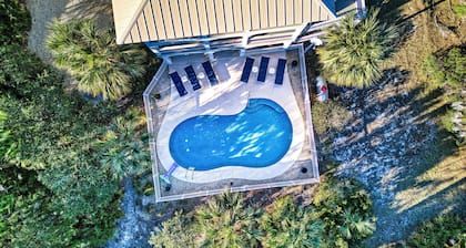Private Pool, less than 5 minute walk to beach, Tennis and Pickleball Court!