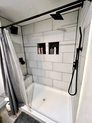 Douche, sèche-cheveux, serviettes fournies, savon