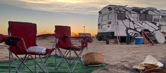 Unique Tiny House, Artistic Desert Sanctuary (Pet-Friendly)