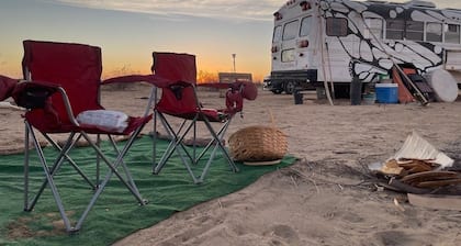Unique Tiny House, Artistic Desert Sanctuary (Pet-Friendly)